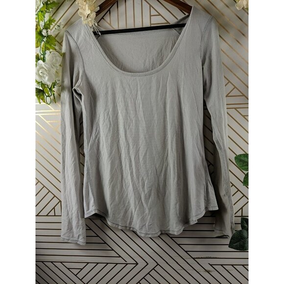 Lululemon Women's Perforated Athletic Long Sleeve Thumb Holes Size 4? - Picture 3 of 8